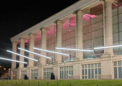 Instalación artística Fremor integrada en la pasarela elevada del Teatre Nacional de Catalunya durante el festival LLUM BCN 2026.